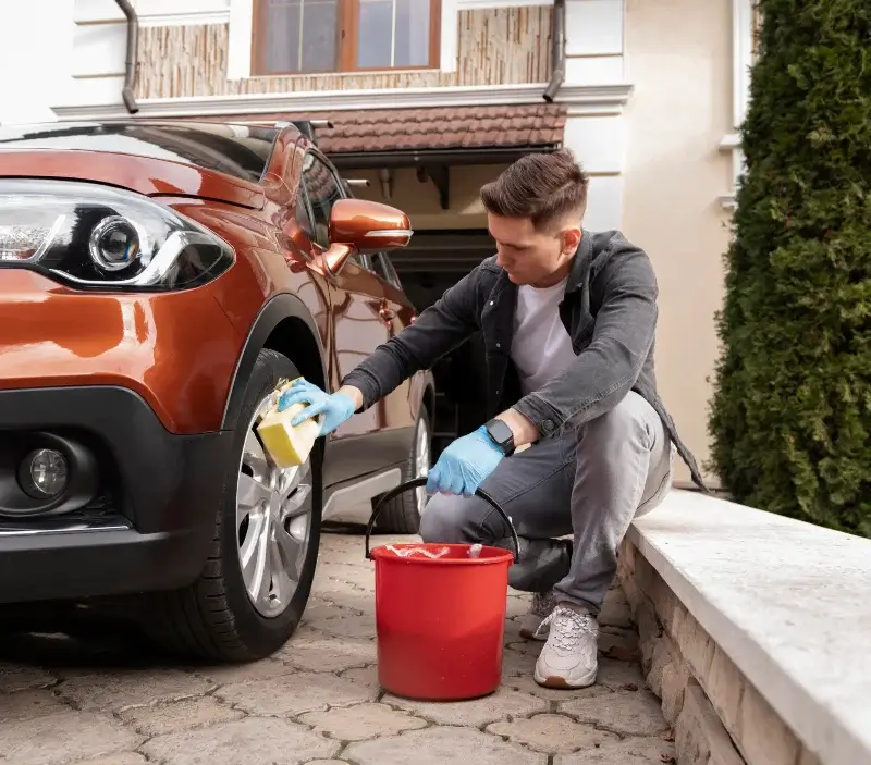 Lavage auto à domicile Bellegarde-en-Marche : professionnel intervenant sur un véhicule